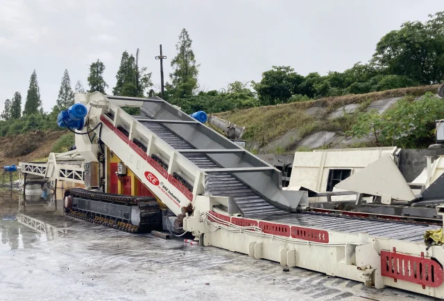 bulk surface feeder for truck unloading
