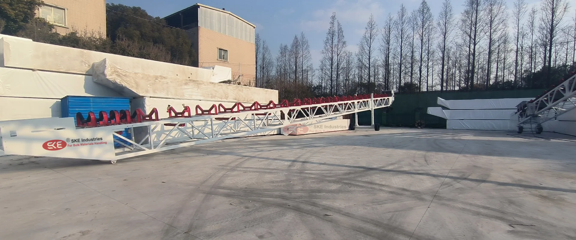 portable grasshopper conveyor for stacker conveyor