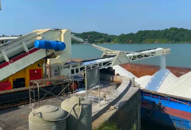 Carga De Barcos Directamente Desde Camiones