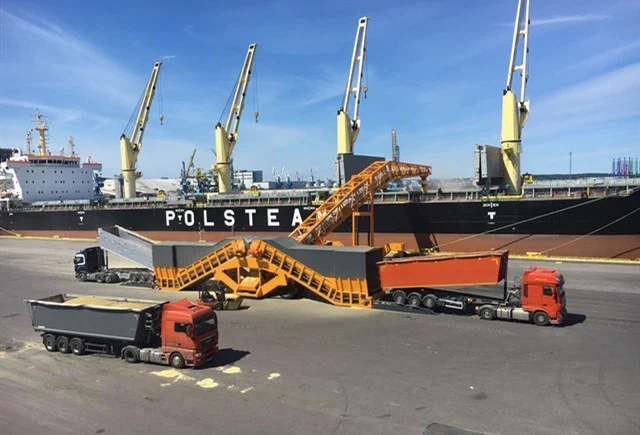 Cargador De Barco Con Pluma Curvada