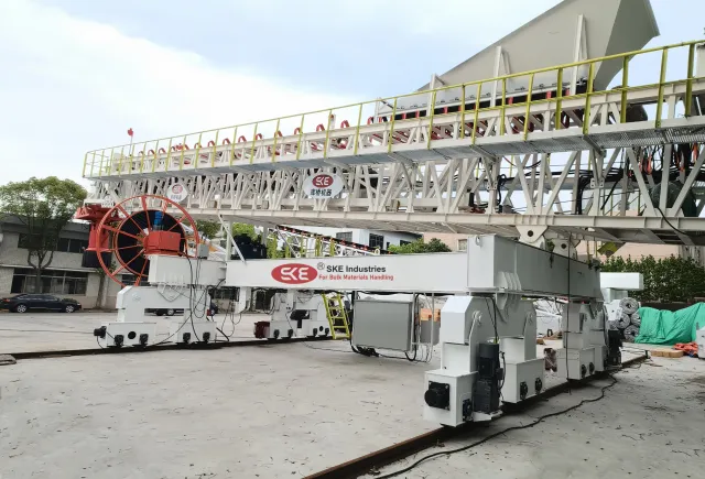 Cargador De Barcos Montado Sobre Rieles