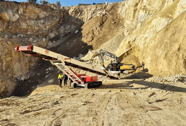 tracked mobile conveyor for stacking 